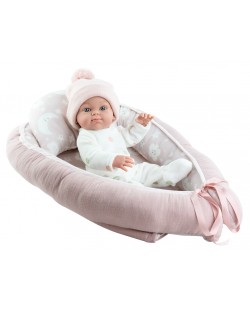 Păpuşă bebeluş Paola Reina Mini Pikolines - O fată cu pat, 32 cm