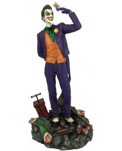 Statueta Diamond DC Comics: Batman - The Joker (Holding card), 23 cm
