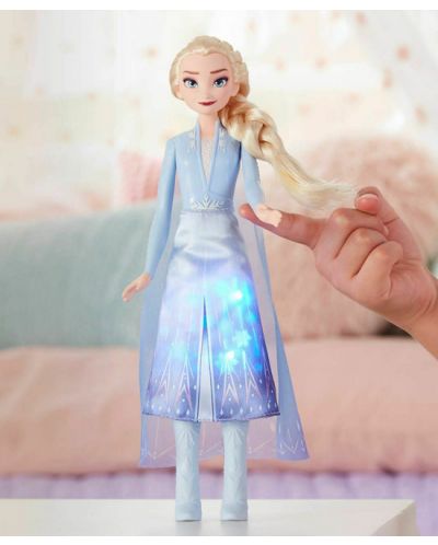 Papusa Hasbro Frozen 2 - Elsa intr- rochie stralucitoare - 4