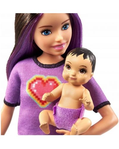 Set de joc Barbie Skipper - Baby-sitter Barbie cu șuvițe mov și bluză cu inimă - 2
