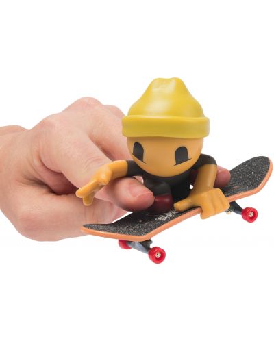 Set de joc Tech Deck SK8 Crew - Skateboard-uri pentru degete cu figurină, cu pălărie galbenă - 3