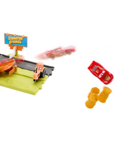 Set de joacă Disney Pixar Cars - Frank Escape and Stunt Race