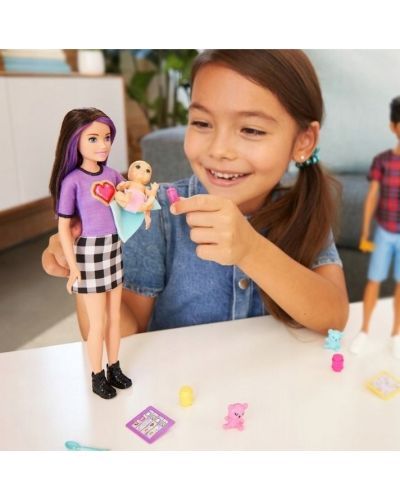 Set de joc Barbie Skipper - Baby-sitter Barbie cu șuvițe mov și bluză cu inimă - 5