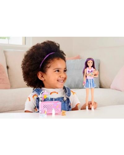 Set de joc Barbie Skipper - Baby-sitter Barbie cu șuvițe mov, cămașă cu fluture - 8