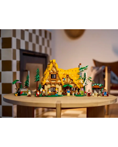 ConstructorLEGO Disney - Cabana Albei ca Zapada si cei sapte pitici (43242) - 7