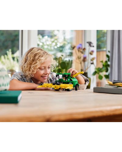 Constructor LEGO Technic - Mașină de recoltat nutreț John Deere 9700 (42168) - 6