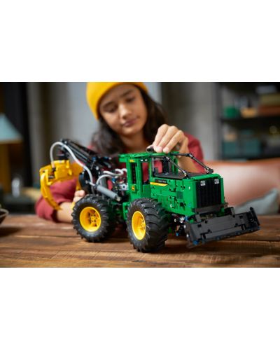 Constructor LEGO Technic - Tractor forestier John Deere 948L-II (42157) - 7