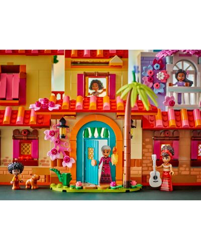 Constructor LEGO Disney - Casa magică a familiei Madrigal (43245) - 8