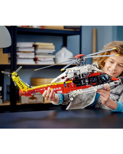 Constructor LEGO Technic - Elicopter de salvare Airbus H175 (42145) - 7