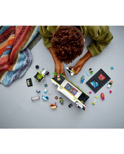 LEGO City - Camion de jocuri (60388) - 6