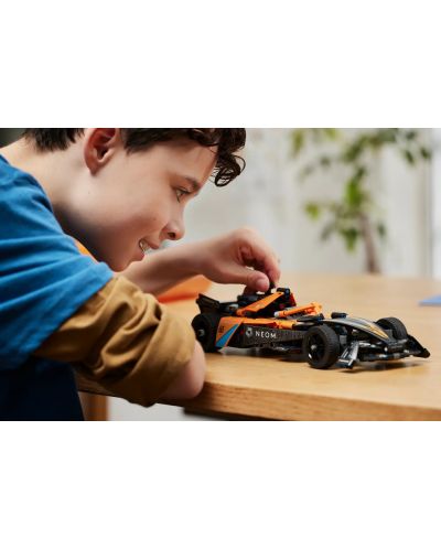 Constructor LEGO Technic - Neom McLaren Formula E (42169) - 8