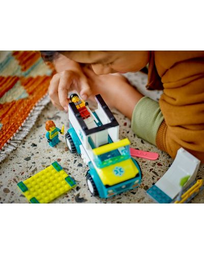 Constructor LEGO City - Ambulanță și snowboarder (60403) - 8
