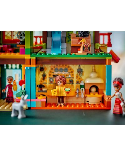 Constructor LEGO Disney - Casa magică a familiei Madrigal (43245) - 9