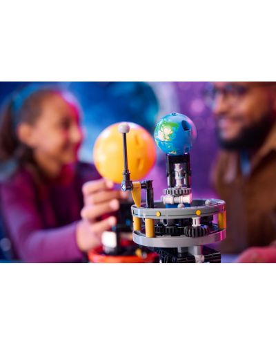 Constructor LEGO Technic - Planeta Pământ și Luna pe orbită (42179) - 8