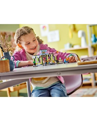 Constructor LEGO Friends - Cafenea din orașul Heartlake (42618