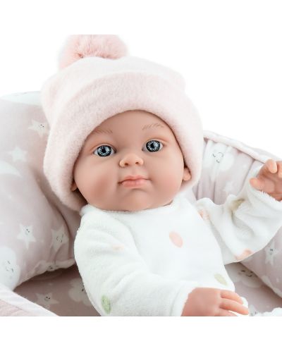 Păpuşă bebeluş Paola Reina Mini Pikolines - O fată cu pat, 32 cm - 2