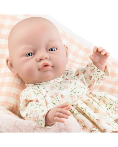 Păpuşă bebeluş Paola Reina Los Bebitos - Fetiță cu o pătură, 45 cm - 2