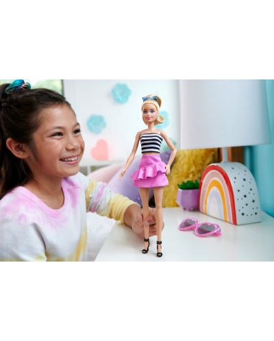 Păpușă Barbie  Fashionistas 213 - Cu un maiou alb-negru și o fustă roz - 5