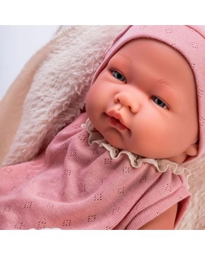 Păpușă bebeluș Asi Dolls - Maria, cu bodiul roz și pătură bej, 43 cm - 2