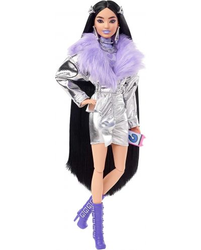 Păpușa Barbie Extra - Cu păr negru, cizme mov și accesorii - 2