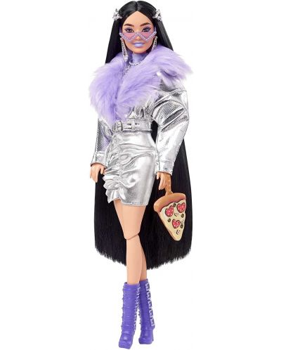 Păpușa Barbie Extra - Cu păr negru, cizme mov și accesorii - 3