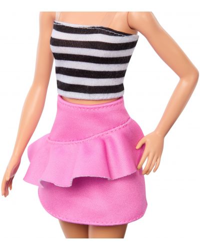 Păpușă Barbie  Fashionistas 213 - Cu un maiou alb-negru și o fustă roz - 4