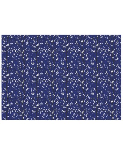 Hârtie de împachetat Apli - cu flori albe, 2 x 0,70 m, albastru închis - 2