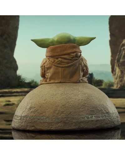 Figurină Gentle Giant Television: The Mandalorian - Grogu on Seeing Stone, 20 cm - 3