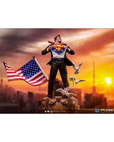 Figurină Iron Studios DC Comics: Superman - Clark Kent (Deluxe Version), 29 cm - 11