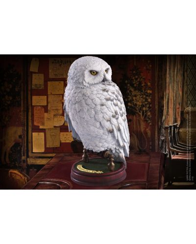 Figurină The Noble Collection Movies: Harry Potter - Hedwig (Magical Creatures), 24 cm - 5