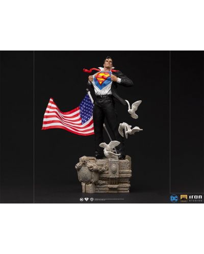 Figurină Iron Studios DC Comics: Superman - Clark Kent (Deluxe Version), 29 cm - 3