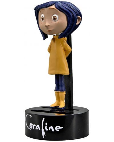 Statuetă NECA Animation: Coraline - Coraline (Knocker Bobble), 16 cm - 2