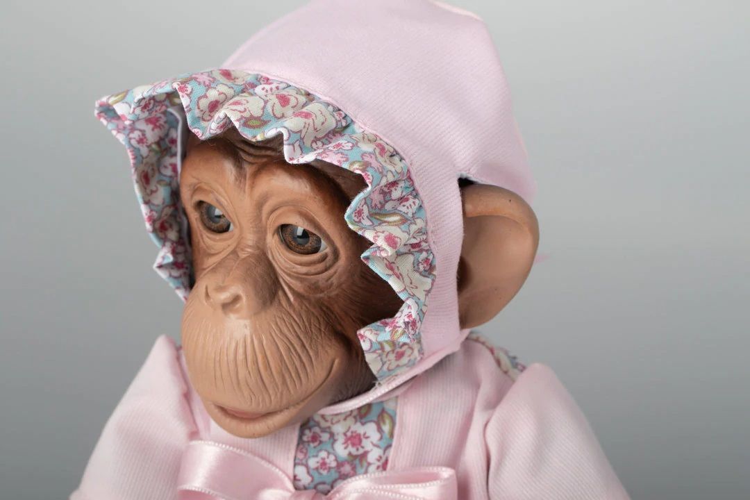 Jucarie Asi Pui de maimuta Lola, cu rochie cu flori, 32 cm Ozone.ro Jucarie Asi Pui de maimuta Lola, cu rochie cu flori, 32 cm Ozone.ro