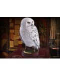 Figurină The Noble Collection Movies: Harry Potter - Hedwig (Magical Creatures), 24 cm - 5t