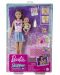 Set de joc Barbie Skipper - Baby-sitter Barbie cu șuvițe mov, cămașă cu fluture - 1t