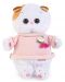 Jucarie de plus Budi Basa - Pisica Li-Li, bebe, cu bluza roz si brosa, 20 cm - 1t