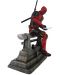 Statueta  Diamond Select Marvel: Deadpool - Deadpool sitting (Limited edition), 29 cm - 2t