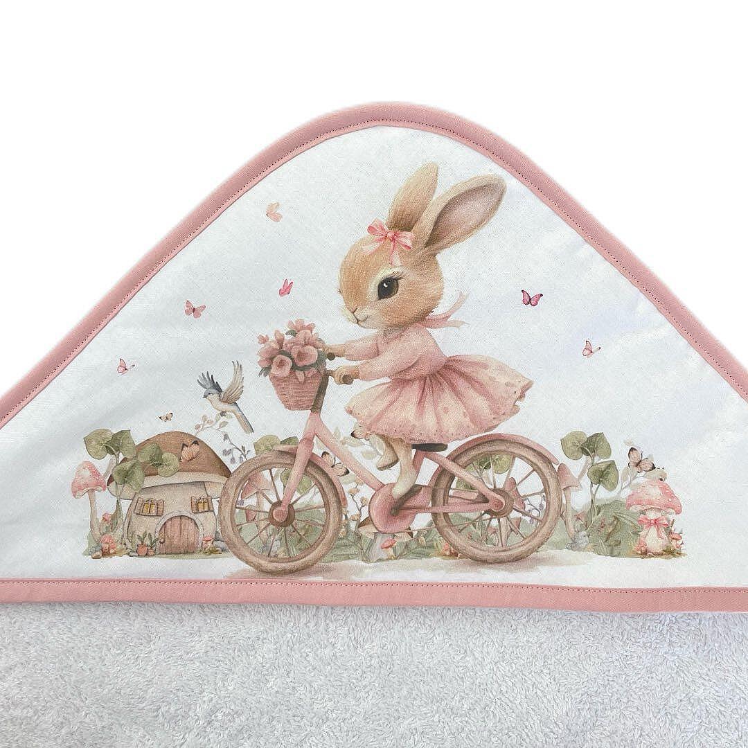 Prosop cu glugă  Bambino Casa - Bianco Rose Rabbit Bicycle, 100 х 100 cm