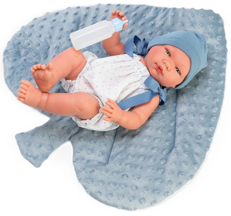Păpuşă Asi Dolls - Bebelușul Pablo, cu salopetă albă și pernă cu frunze albastre, 43 cm