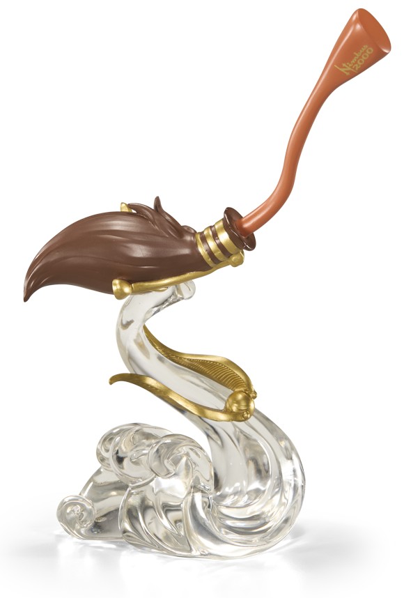 Statuetă The Noble Collection Movies: Harry Potter - Golden Snitch & Nimbus 2000, 10 cm